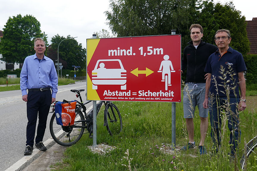 Im Bild von links: Moritz Hartmann (zweiter Bürgermeister Stadt Landsberg), Henrik Walter (ehem. Lüßmann, ADFC Kreisverband Landsberg) und Martin Baumeister (Vorsitzender ADFC Kreisverband Landsberg) Mindestabstand beim Überholen