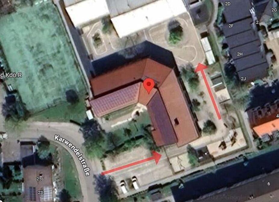 Schulhof des Sonderpädagogischen Förderzentrums. Hinweis: Der Eingang zum Schulhof ist in der Karwendelstr. 8