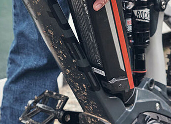 Entnahme eines Pedelec-Akkus am Mountainbike