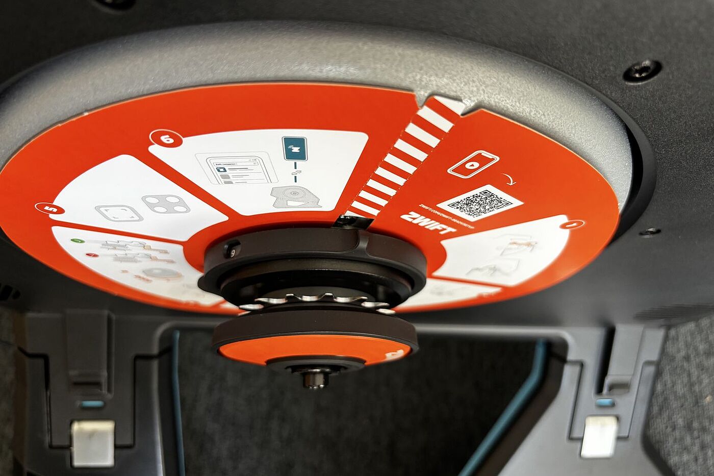 Zwift Cog Aufnahme vom Tacx neo von schräg oben, so dass man das montierte Ritzel Zwift Cog erkennen kann.