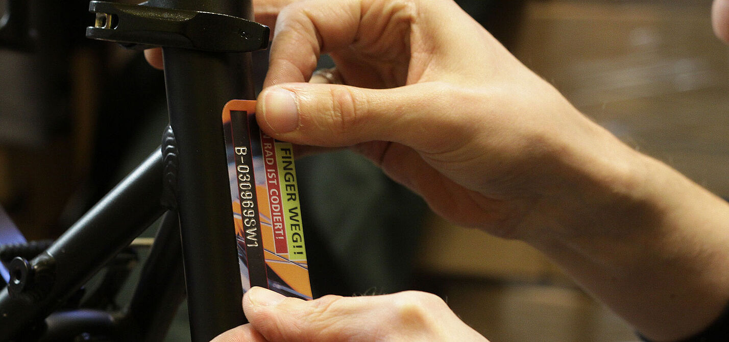 BV_Fahrradcodierung_Kleber_Philipp-Janssen Eine Möglichkeit der Fahrradcodierung ist das Fräsen und anschließender Versiegelung mit einem Aufkleber.