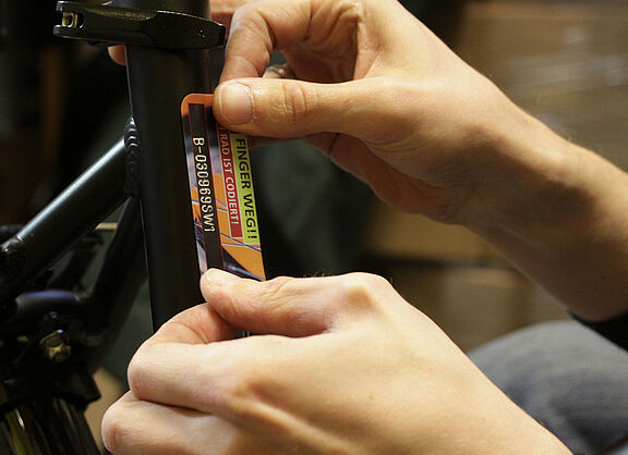 BV_Fahrradcodierung_Kleber_Philipp-Janssen Eine Möglichkeit der Fahrradcodierung ist das Fräsen und anschließender Versiegelung mit einem Aufkleber.